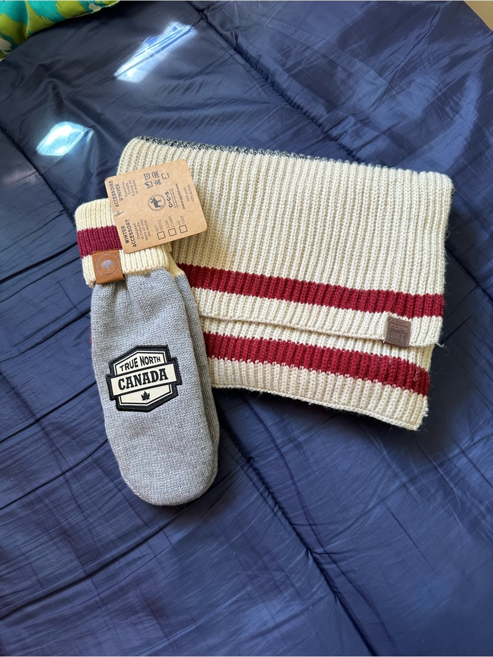 ❤️True North Canada cream Scarf with Red Stripes and Mittens